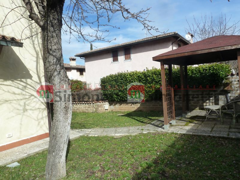 Villa a Schiera Rocca di Botte via della stanghetta 28