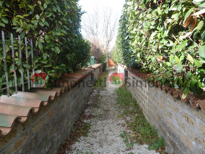 Villa a Schiera Rocca di Botte via della stanghetta 28