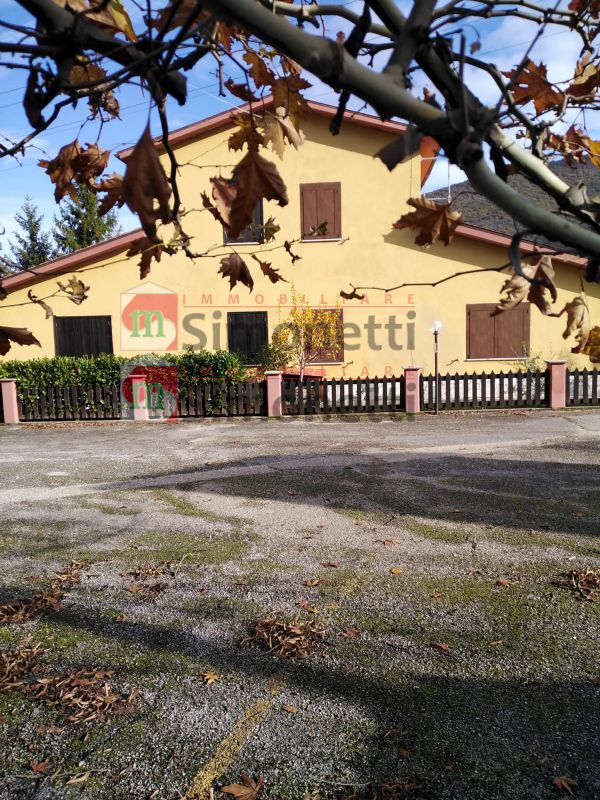 Villa a Schiera Rocca di Botte via bonifacio graziani 8