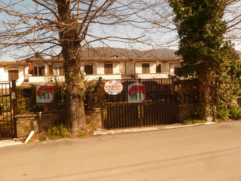 Villa a Schiera Rocca di Botte via BONIFACIO GRAZIANI 18